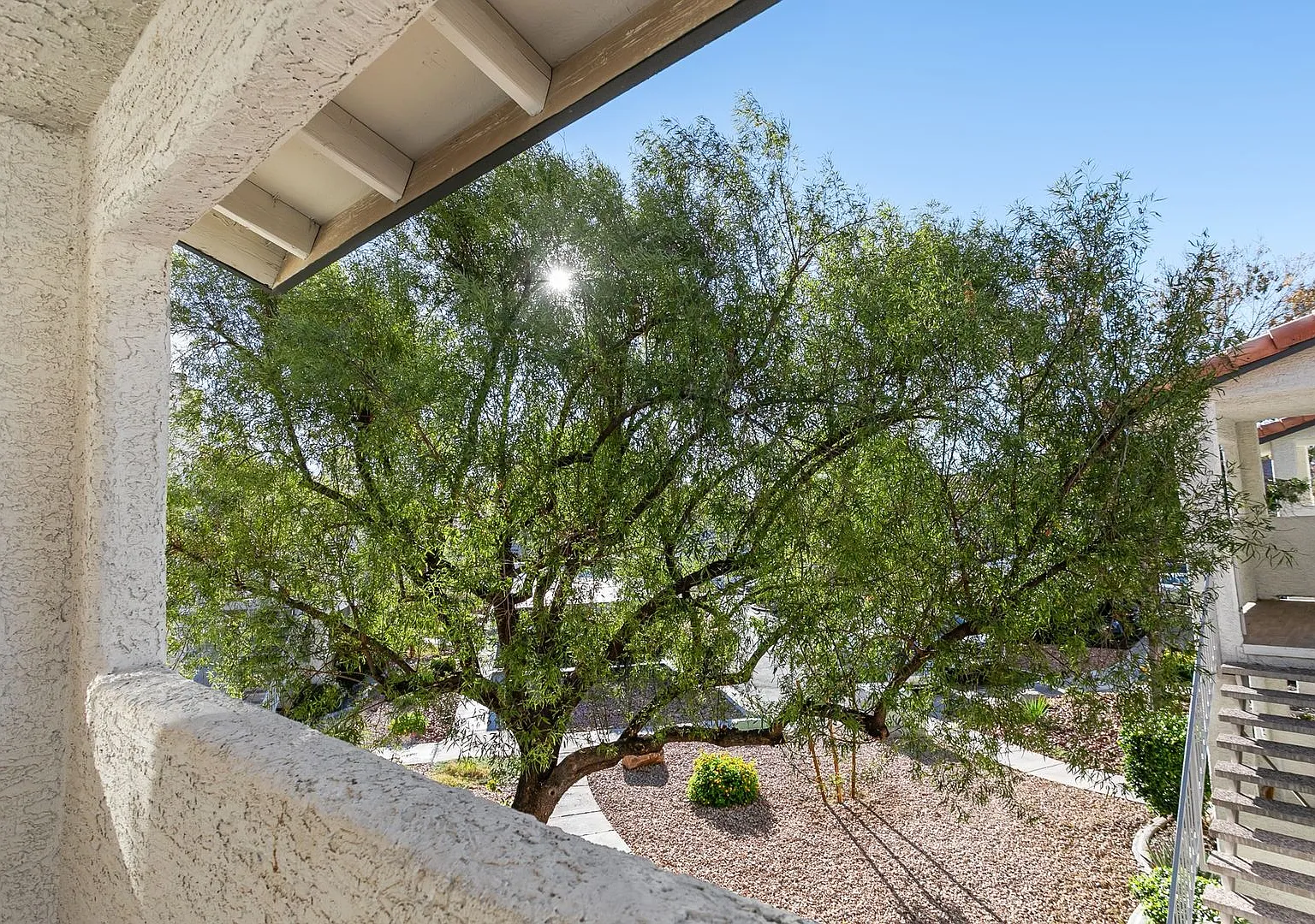 2 Bedroom Condo In The Lakes Community — Photo 4