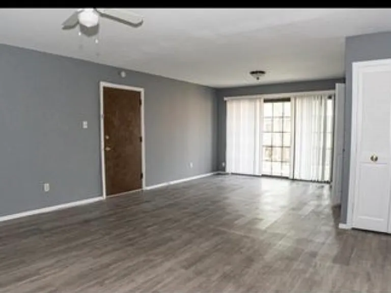 324 Chapel Ridge Dr #E — Photo 2