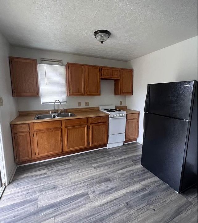 1st image of 215 Walnut Ave #2