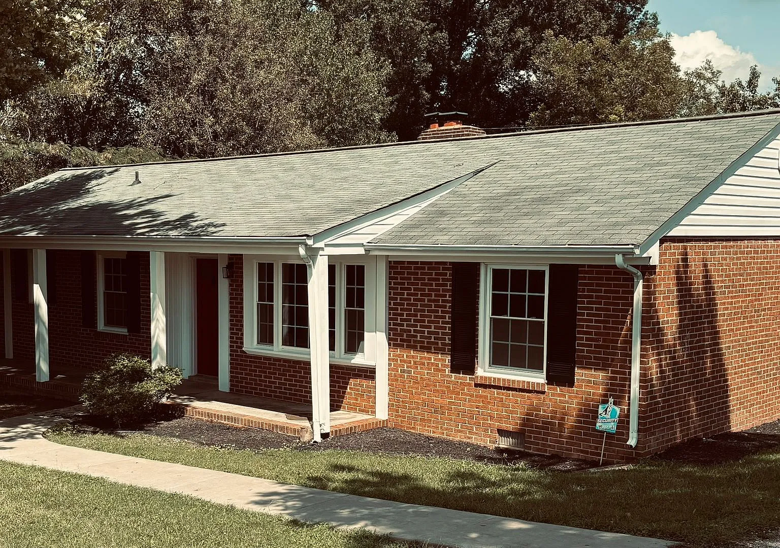 Large 3 bedroom brick rancher with 1.5 bathrooms. — Photo 1
