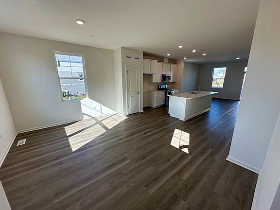 4th image of 2241 Glacier St
