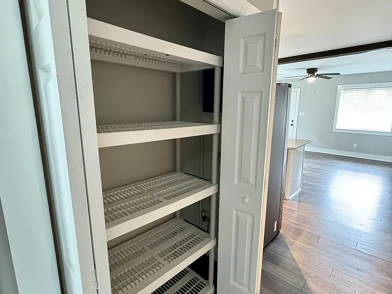 304 N Hyde Park Ave #B — Photo 9