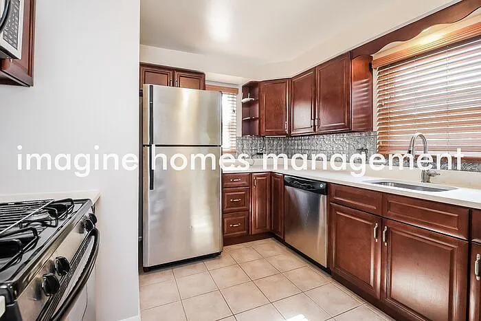 3 bed, 2.0 bath, 950 sqft, $2,050 — Photo 4