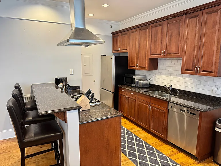 259 14th St NE #204 — Photo 9