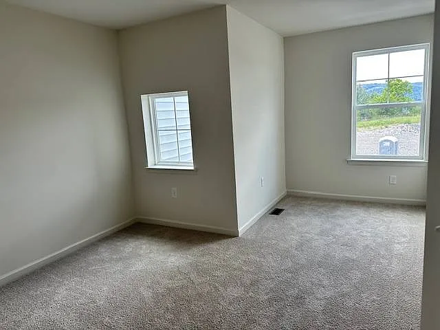 102 Lantern Ln — Photo 6