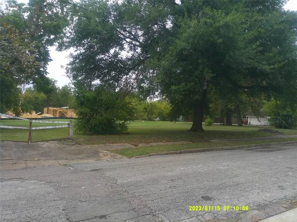 410 E 8th St, Bonham, TX 75418
