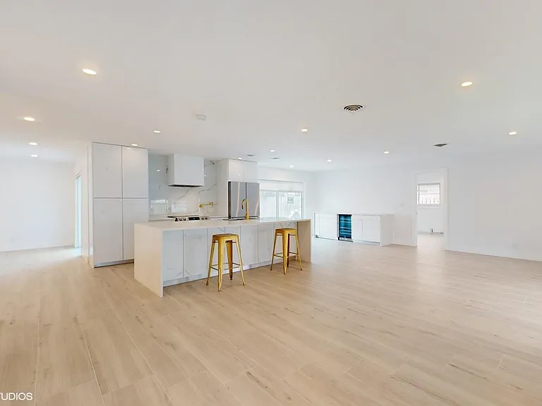 4761 NE 28th Ave — Photo 5