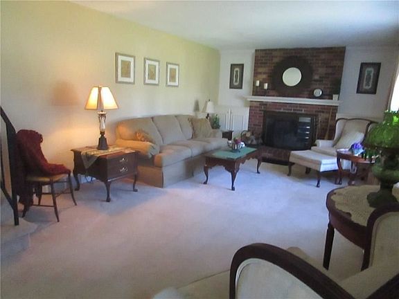4th image of 48 Loretta Dr