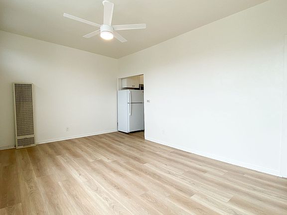 5th image of 321 Pier Ave #4