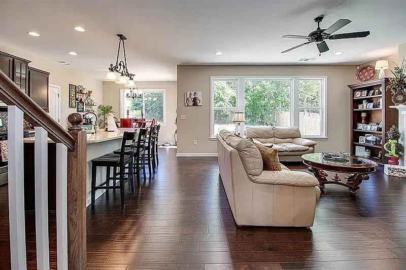 5 bed, 3.5 bath, 2844 sqft, $2,995 — Photo 3