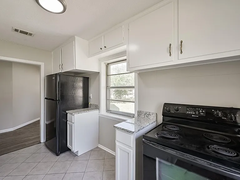 1501 Greenbrier Dr — Photo 21
