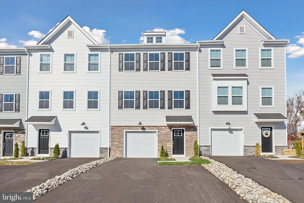 3 bed, 4.0 bath, 2361 sqft, $3,000 — Photo 1