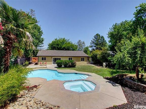 2nd image of 135 Sierra Woods Cir