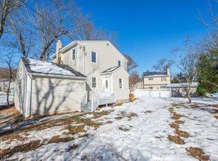 8 Fairview Dr W, Hewitt, NJ 07421