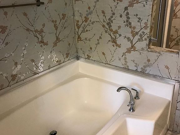 4th image of 307 E 44th St