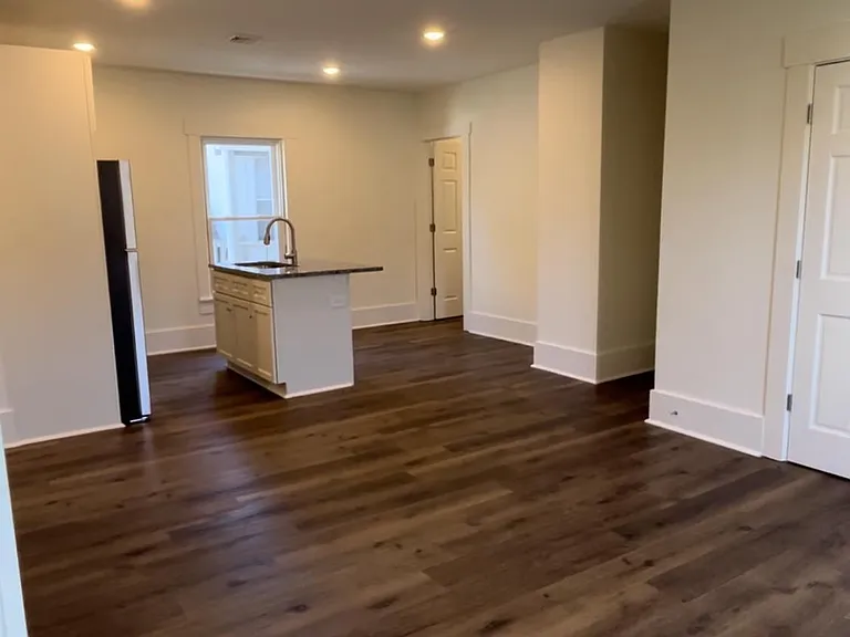 209 E Main St — Photo 4