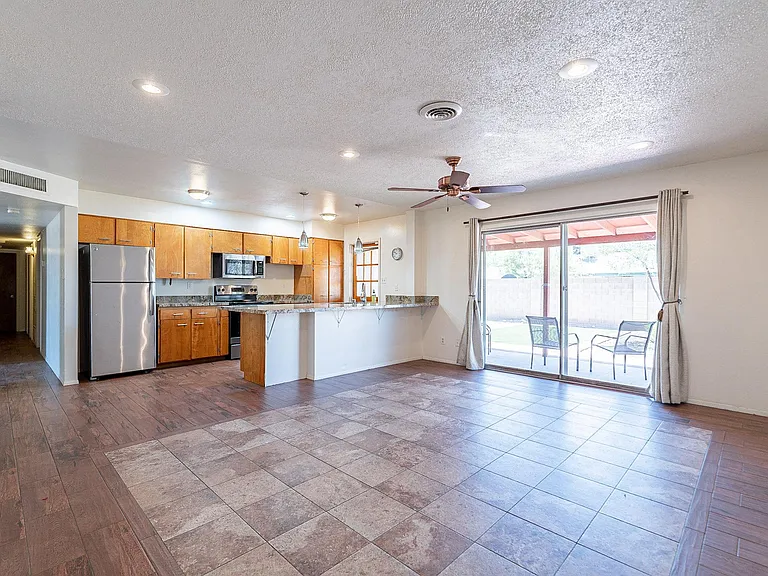 239 E Erie Dr — Photo 17