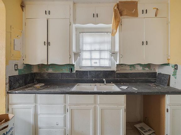 5th image of 1233 NE 14th St