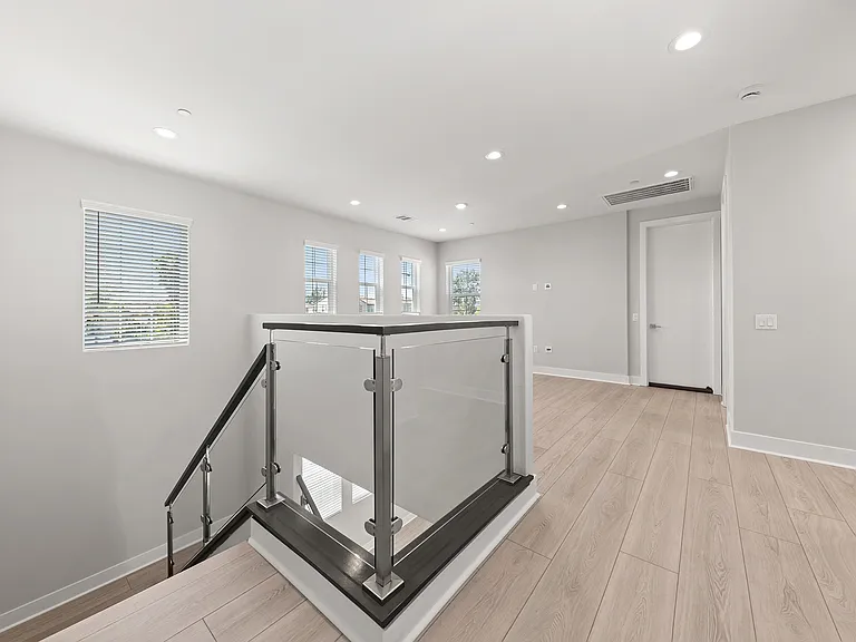 585 Patten Ave — Photo 31