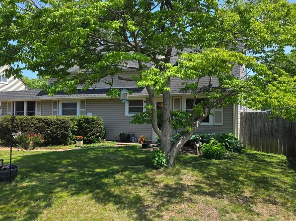 58 Nearwood Ln, Levittown, PA 19054