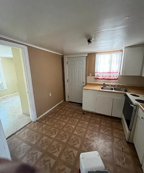 1031 N Florence Ave — Photo 2