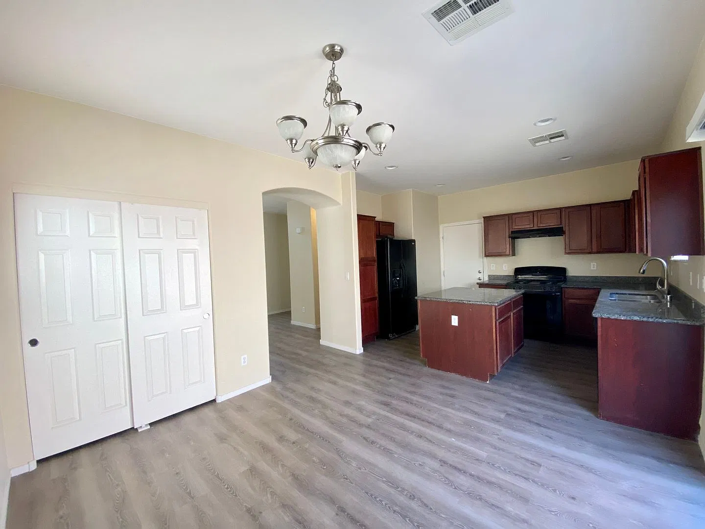 Beautiful Home With 4bd 2.5 Ba. Hardwood Floors. Great Location Near Las Vegas Premium Outlets An... — Photo 4