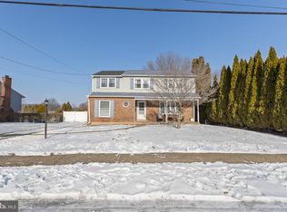 33 Blackthorne Ln, Aston, PA 19014