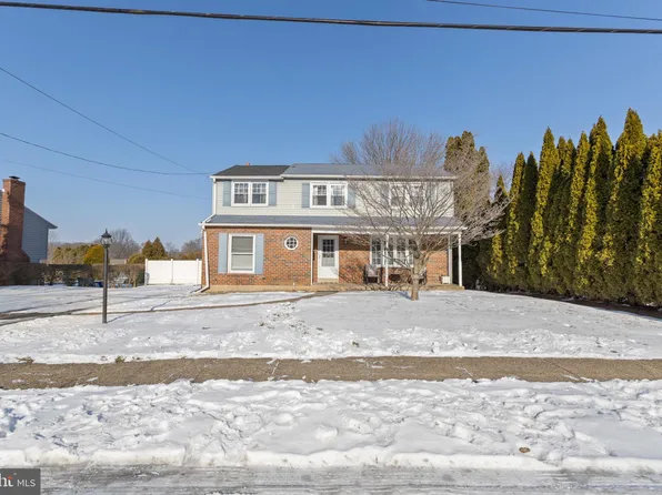 33 Blackthorne Ln, Aston, PA 19014