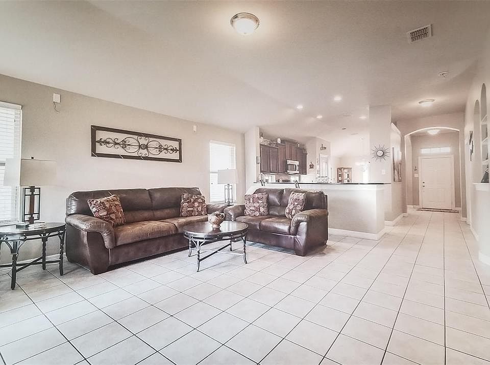 2nd image of 804 Hummingbird Dr