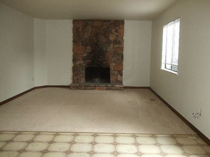 Familyroom w/fireplace