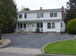 21 Roundtree Dr, Kings Park, NY 11754