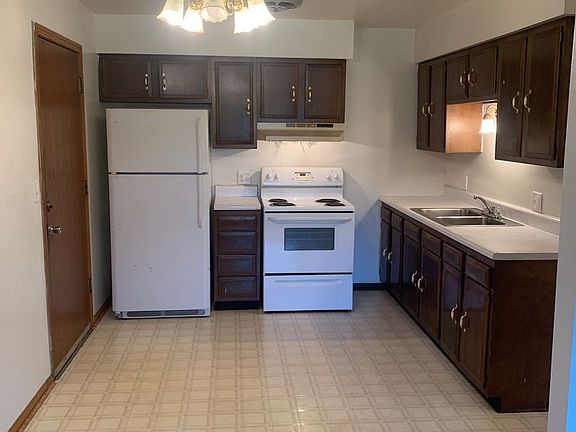 2nd image of 153225 Shoreland Ln #6