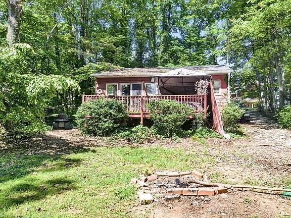 3rd image of 304 Pine Dr