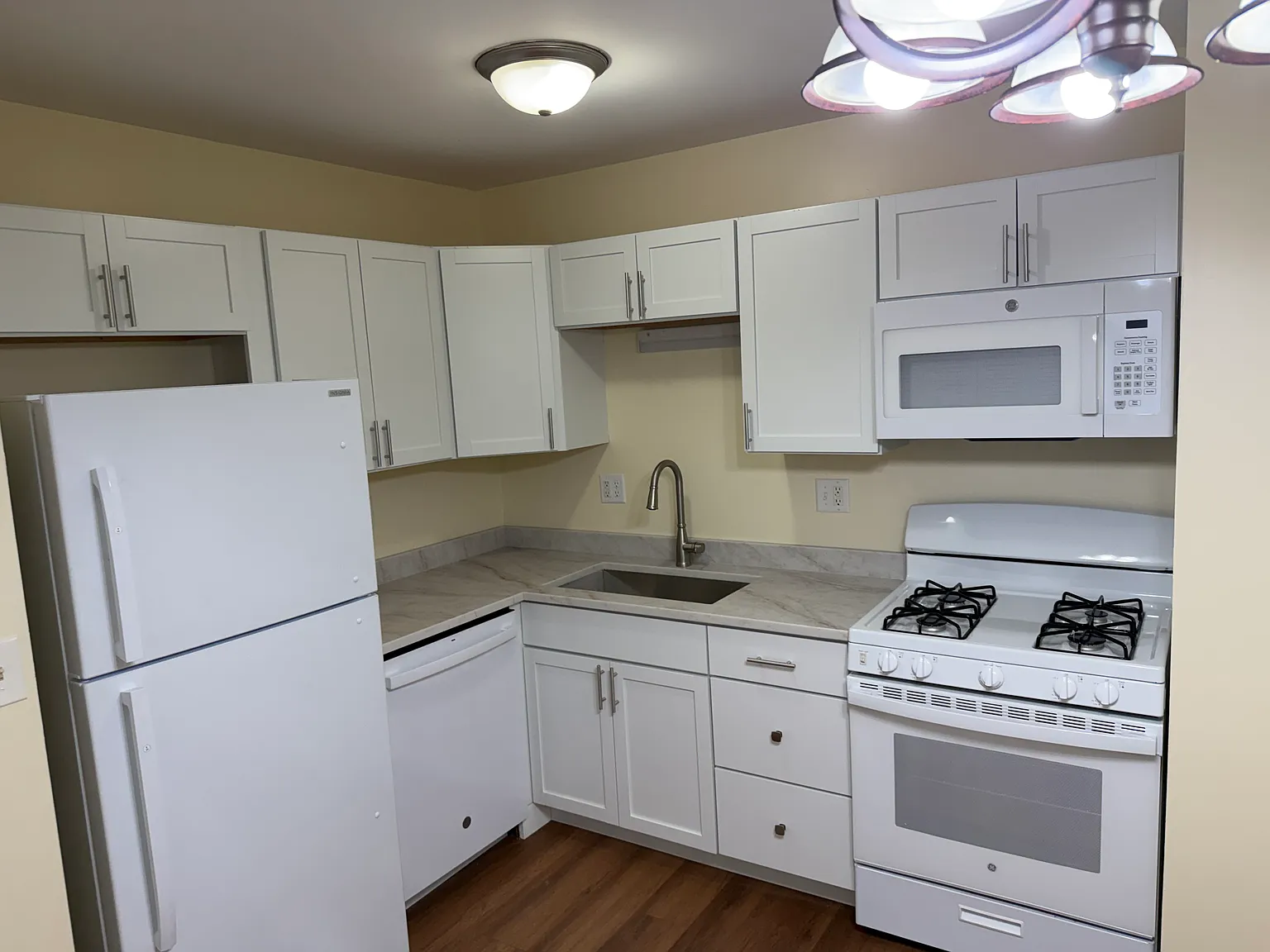 2 bed, 960 sqft, $1,400 — Photo 2