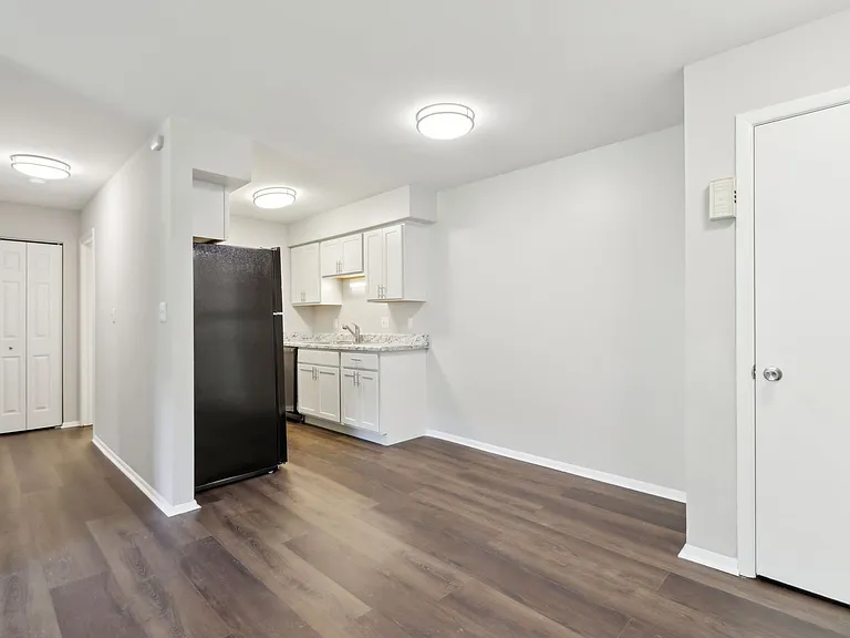 Mayfair Apartments — Photo 11