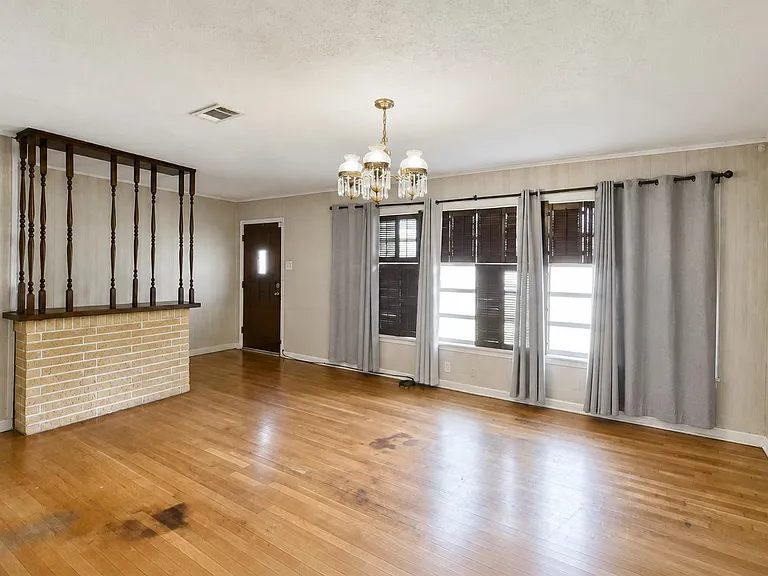 2201 Clooney St — Photo 2