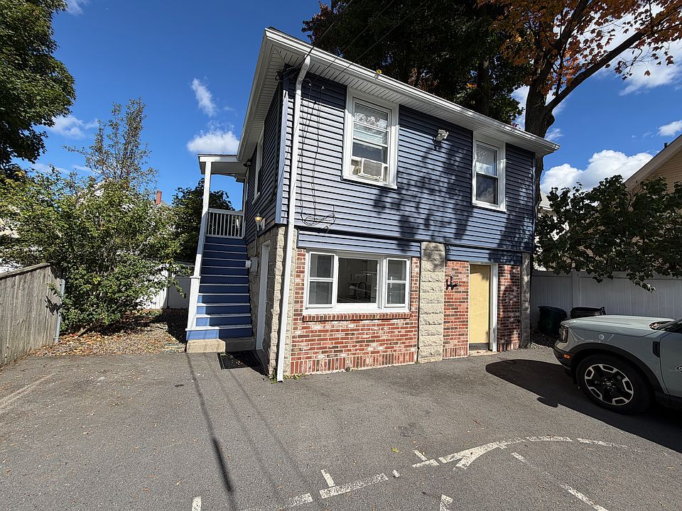1st image of 160 Brown St #R
