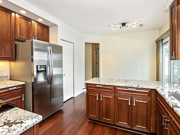 2nd image of 931 Suffolk Ct