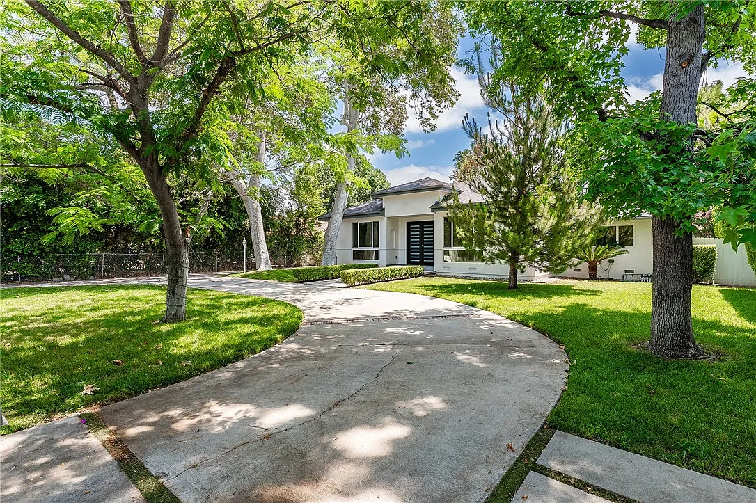 5 bed, 5.5 bath, 4941 sqft, $16,500 — Photo 2