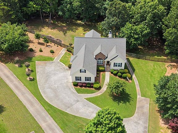 3rd image of 121 Chestnut Hill Dr