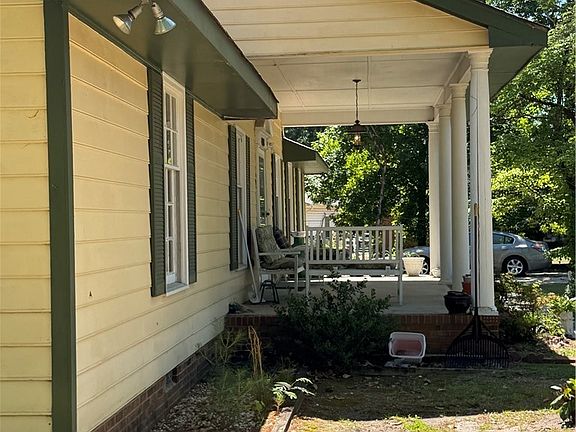3rd image of 408 Old Farm Rd