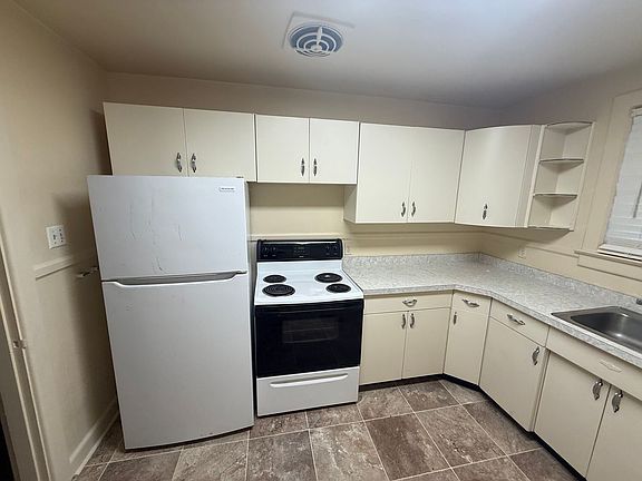 3rd image of 110 Tyler Cres E #3