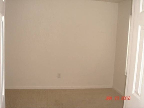 Front bedroom - office