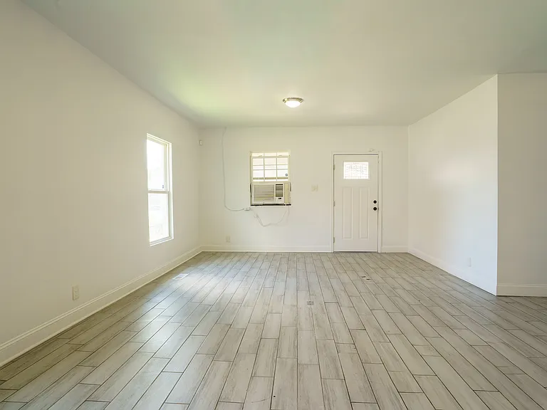 1402 Avenue E — Photo 13