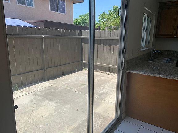 3rd image of 949 N Vineyard Ave #2