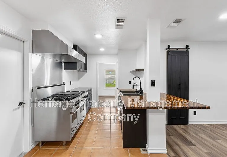 3614 Versailles Dr — Photo 15