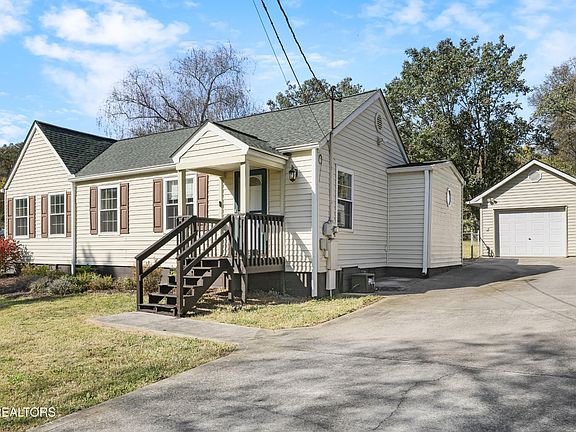 3rd image of 1341 Lee Ln