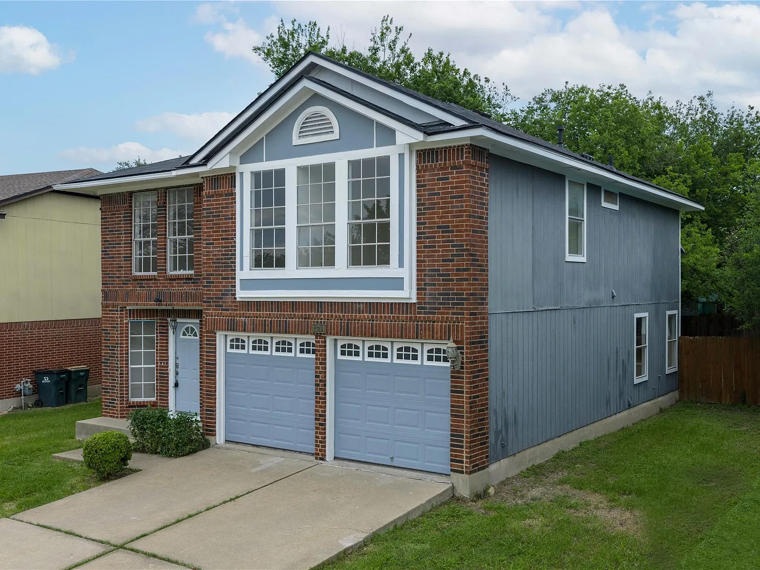 4 bed, 2.5 bath, 2512 sqft, $2,200 — Photo 2