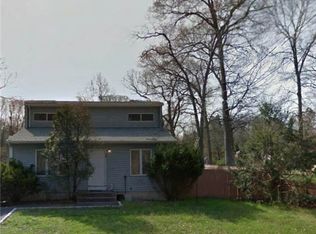 26 Hanson St, Coram, NY 11727