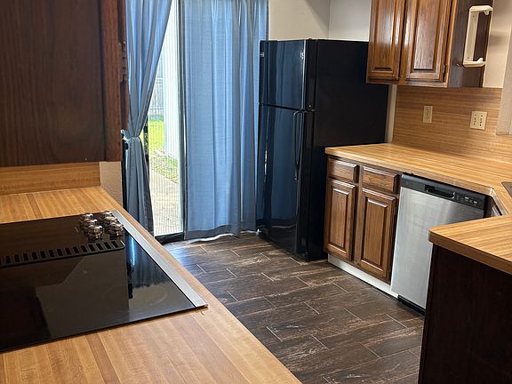 3rd image of 106 Hollywood Dr